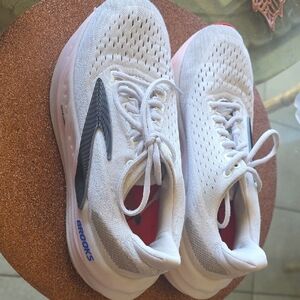 Brooks Women's Gray and Black Athletic Shoes